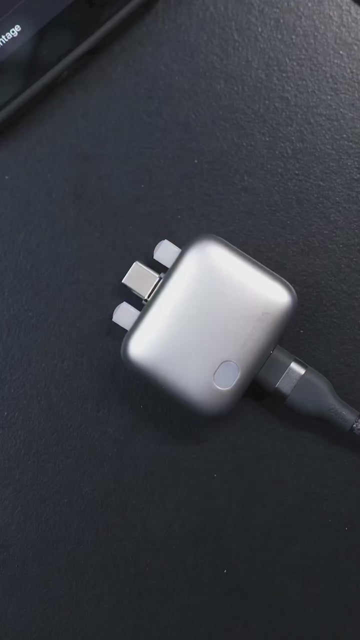 Video demonstration of the silver and black 140W smart charging separators showing real-time automatic power distribution and LED illumination indicator rings.
